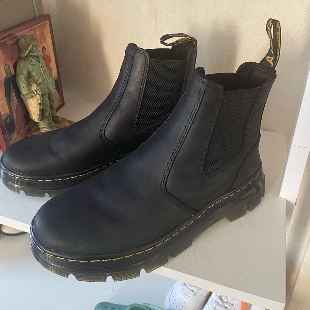 EXCELLENT condition Dr. Marten Chelsea boots